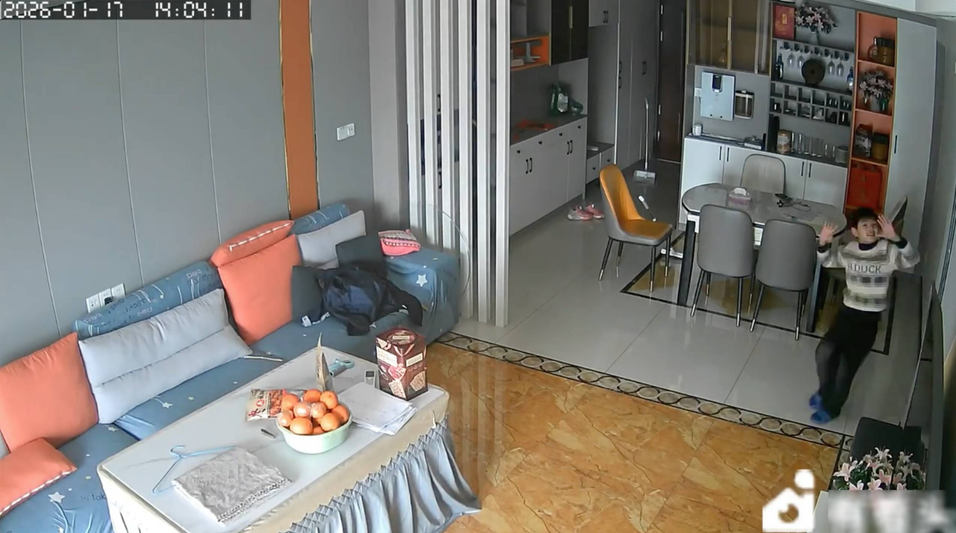 Cậu bé đáp lại nhưng không có phản hồi rõ ràng nên đã quyết định dùng điện thoại gọi cho bố (Ảnh chụp màn hình)