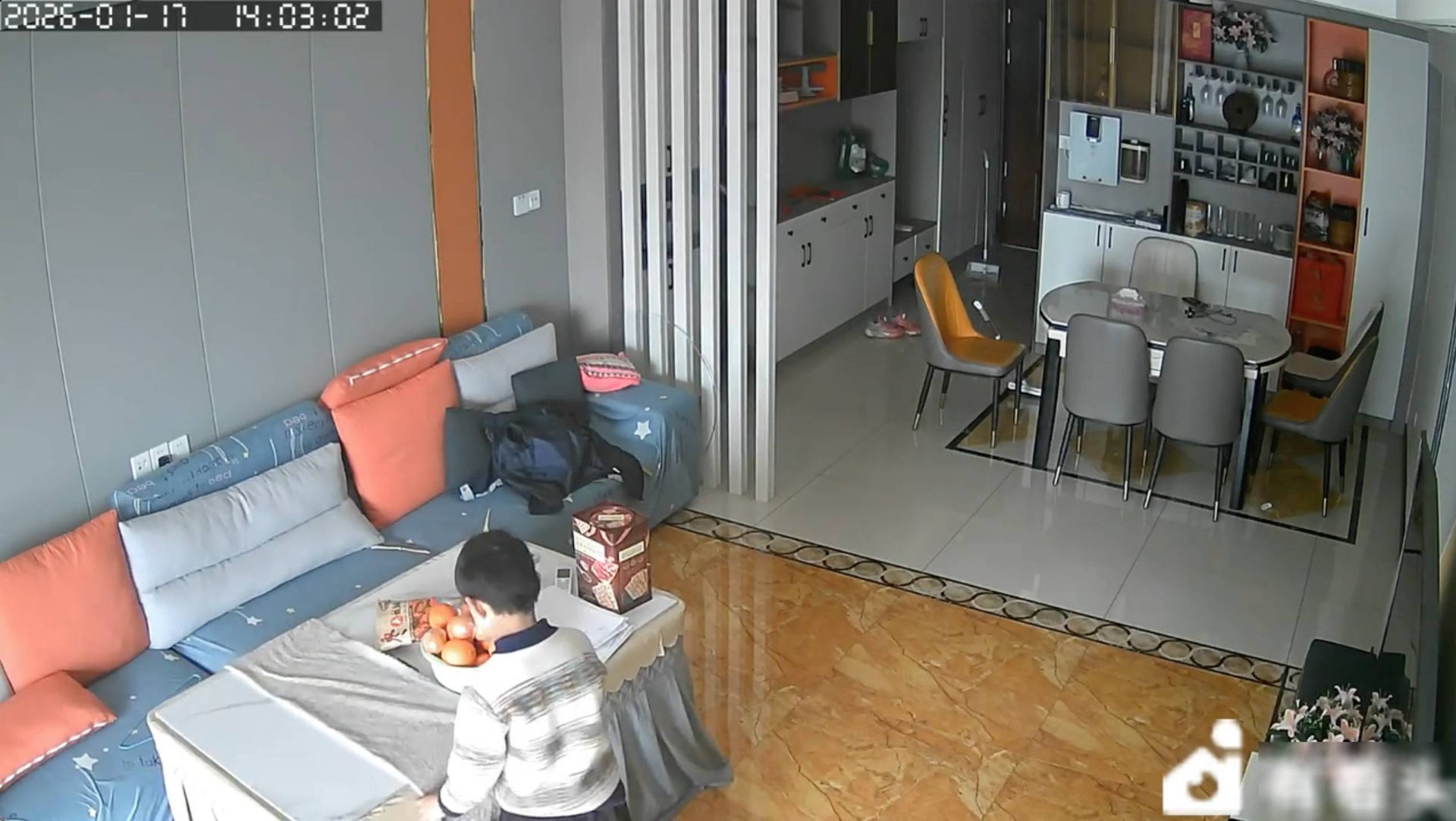 Camera ghi lại cảnh cậu bé ngoan ngoãn gấp quần áo để phơi ở phòng khách (Ảnh minh họa)