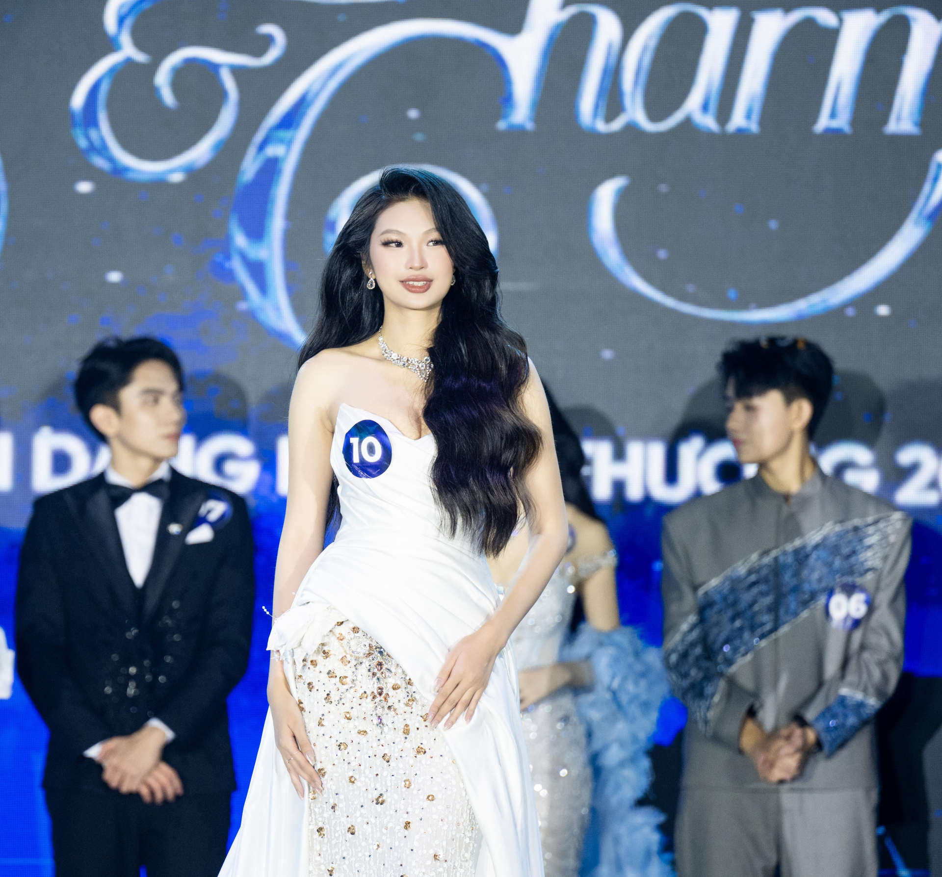 Đã tìm ra nữ sinh xinh nhất Ngoại thương: Hoa hậu tương lai đây rồi!