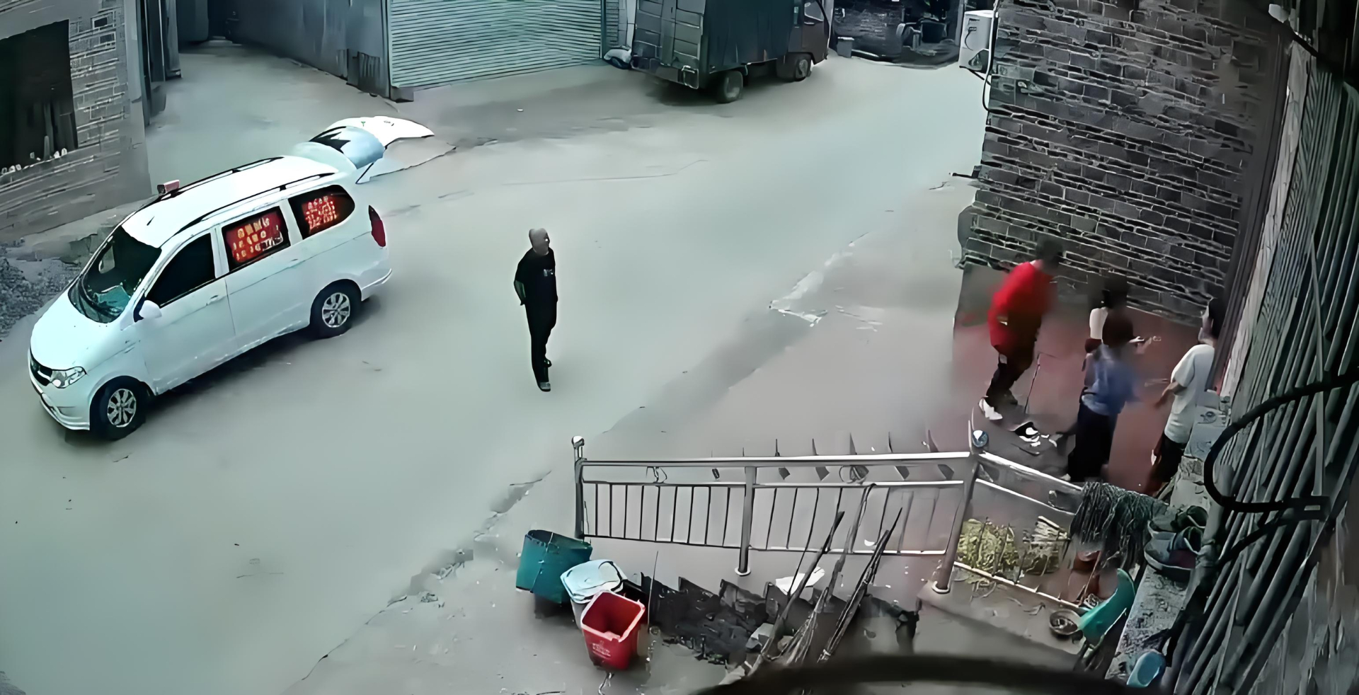 Phát hiện người đàn ông lạ mặt, đám trẻ đang chơi trước cửa lập tức kéo nhau vào bên trong và đóng cổng (Ảnh chụp màn hình)