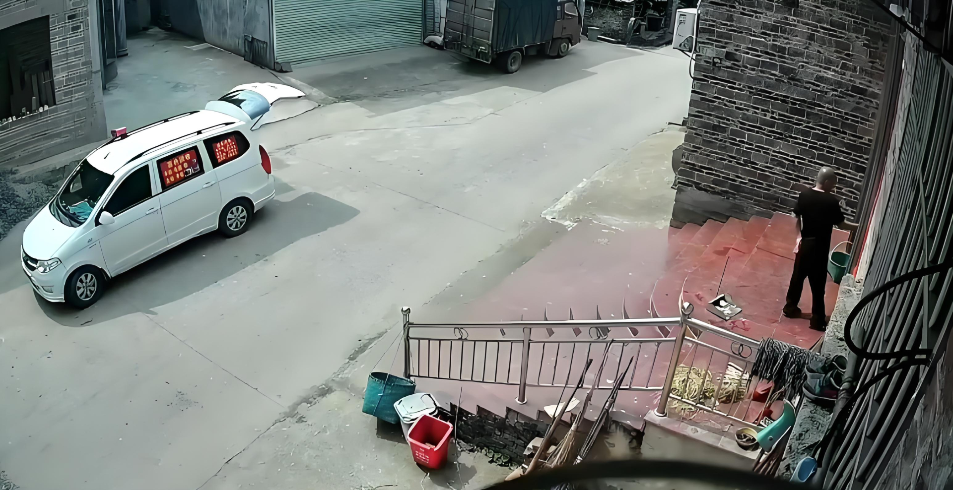 Tuy nhiên, người đàn ông vẫn lấn lá cố tìm cách mở cổng trong một thời gian dài (Ảnh chụp màn hình)