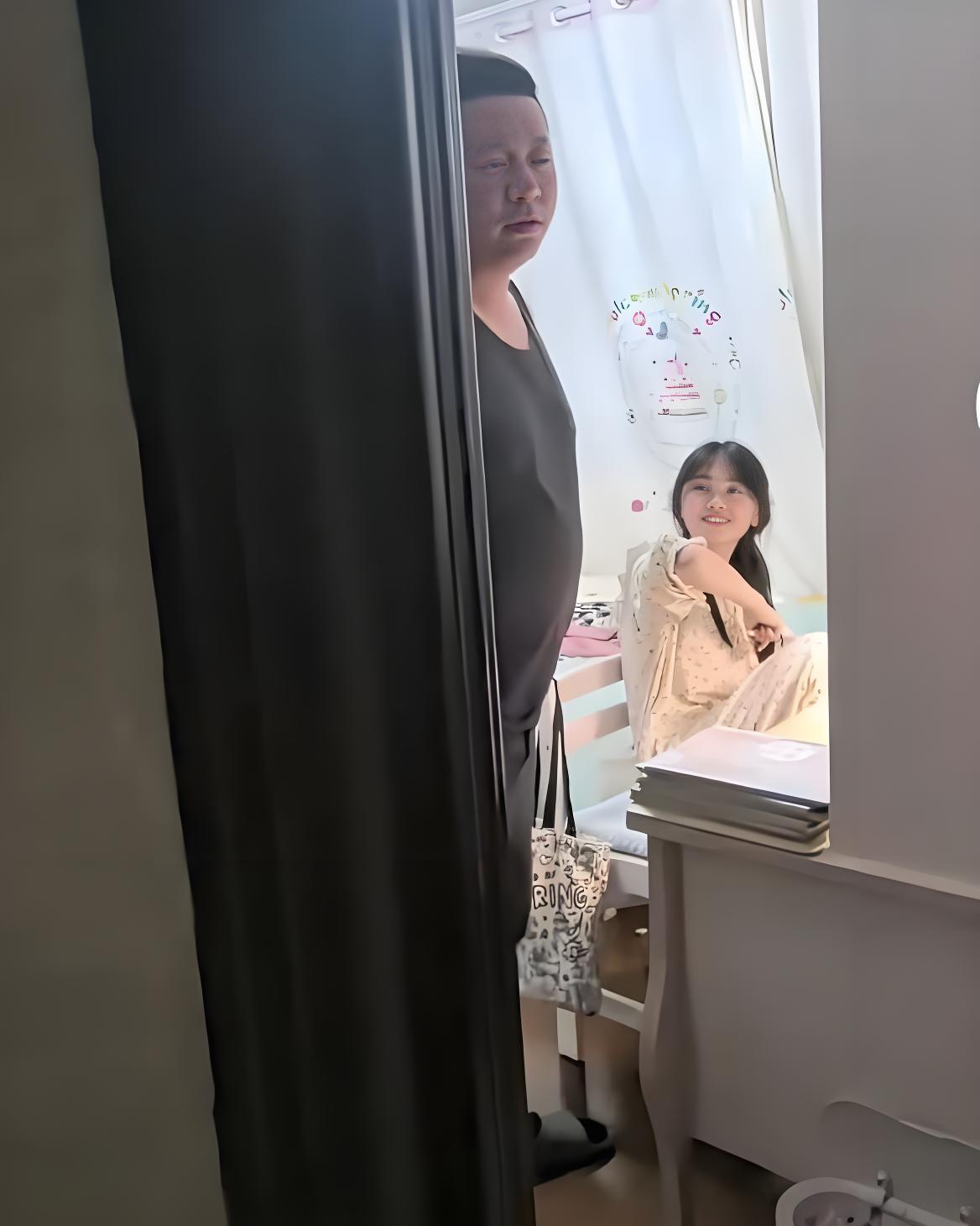 Ông bố đi nhậu về và dành cho mỗi cô con gái một cái ôm (Ảnh chụp màn hình)