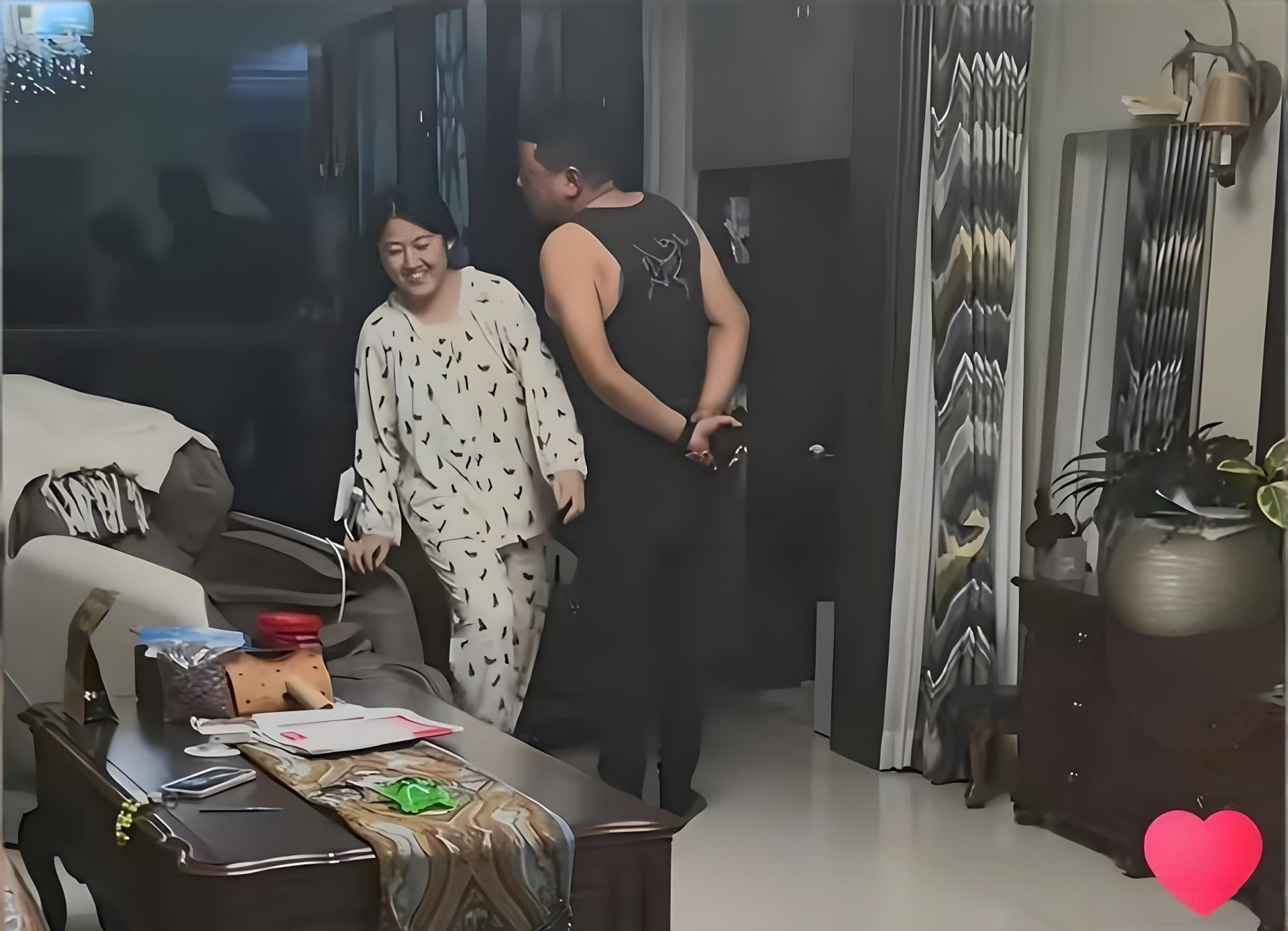 Nhiều tranh cãi nổ ra xoay quanh việc bố mẹ cần giữ khoảng cách phần nào với con cái khi chúng lớn lên (Ảnh chụp màn hình)