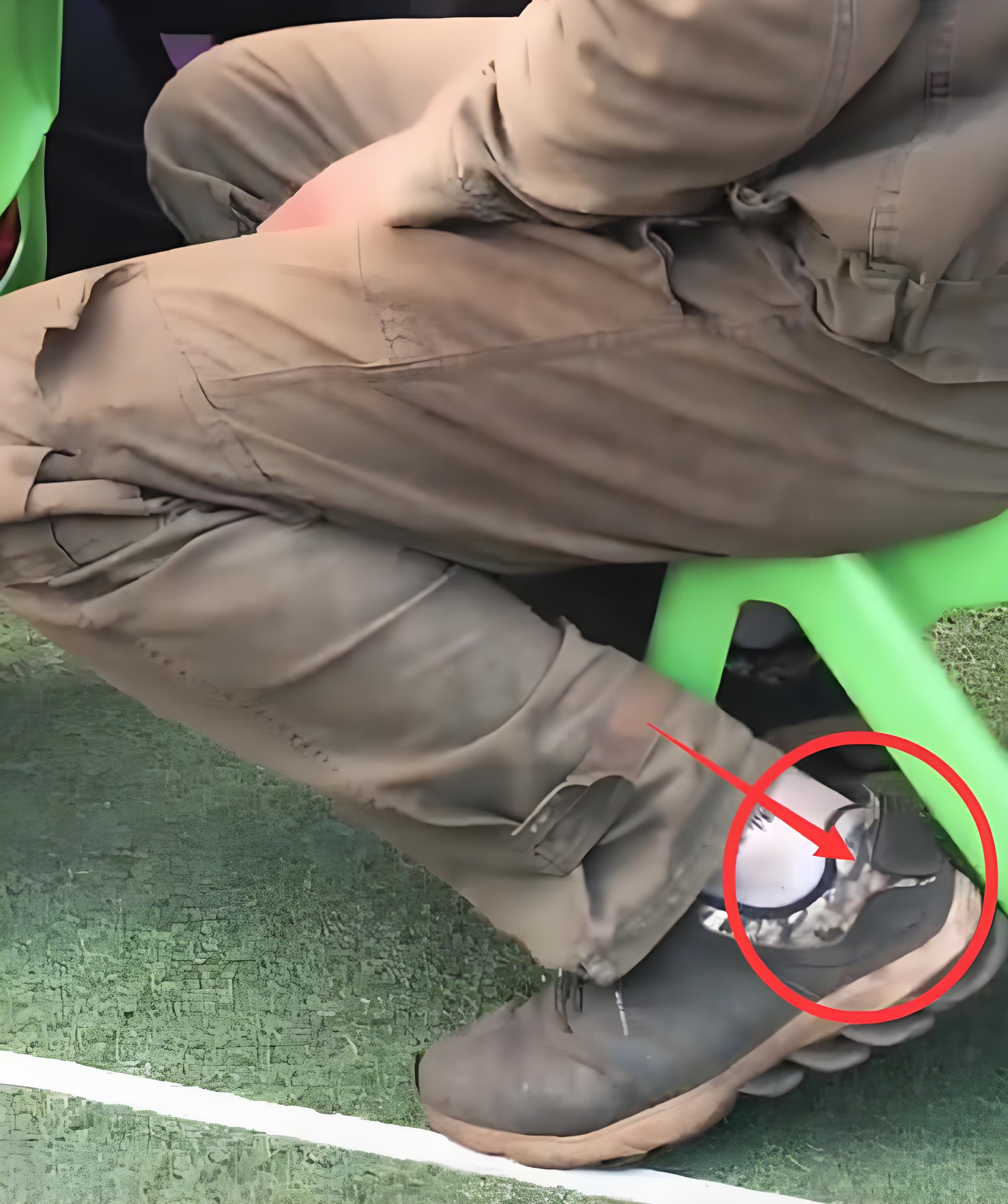 Người bố đi họp phụ huynh cho con trong trang phục khá xuề xòa, thậm chí còn lấm lem bùn đất (Ảnh: Baijiahao)