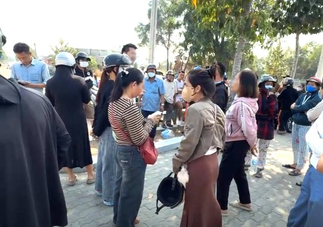 Hình ảnh nhiều phụ huynh đến trường để làm việc vụ phát hiện thịt nghi chuyển màu đưa vào trường (Ảnh: Tiền Phong)