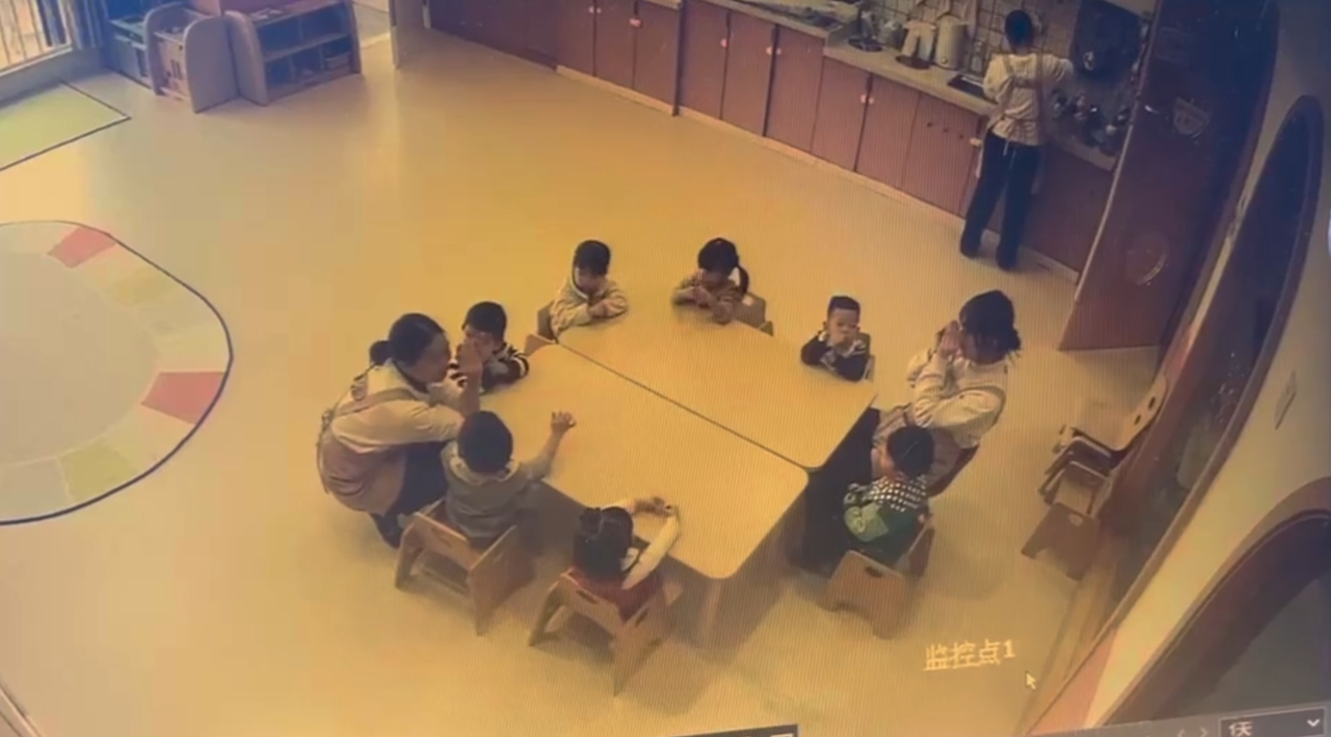 Phát hiện cô giáo ngồi xổm một góc bàn... (Ảnh chụp màn hình)