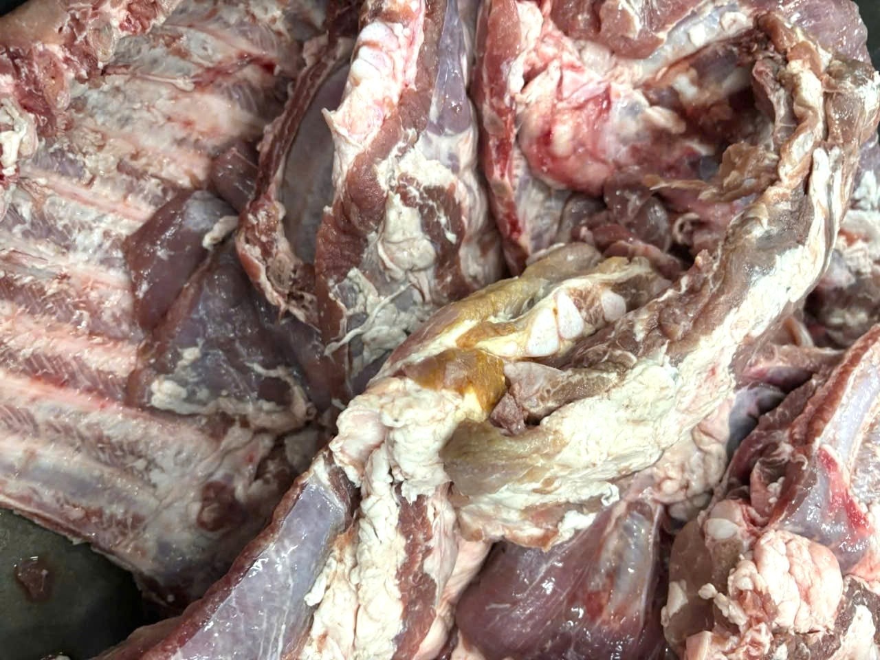 Lô thịt heo bị nghi kém chất lượng (Ảnh: Tiền phong)