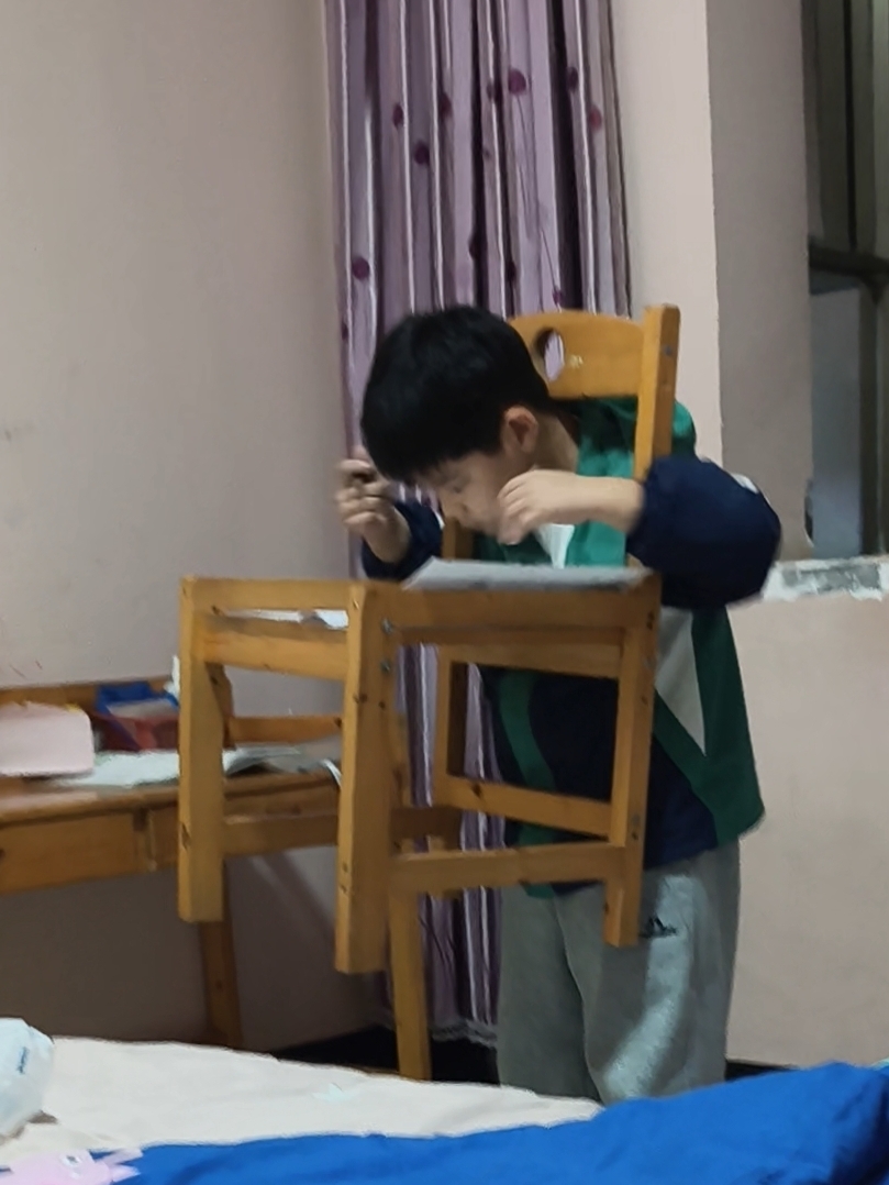 Ai bắt con? Ai bắt con học hành thế này?