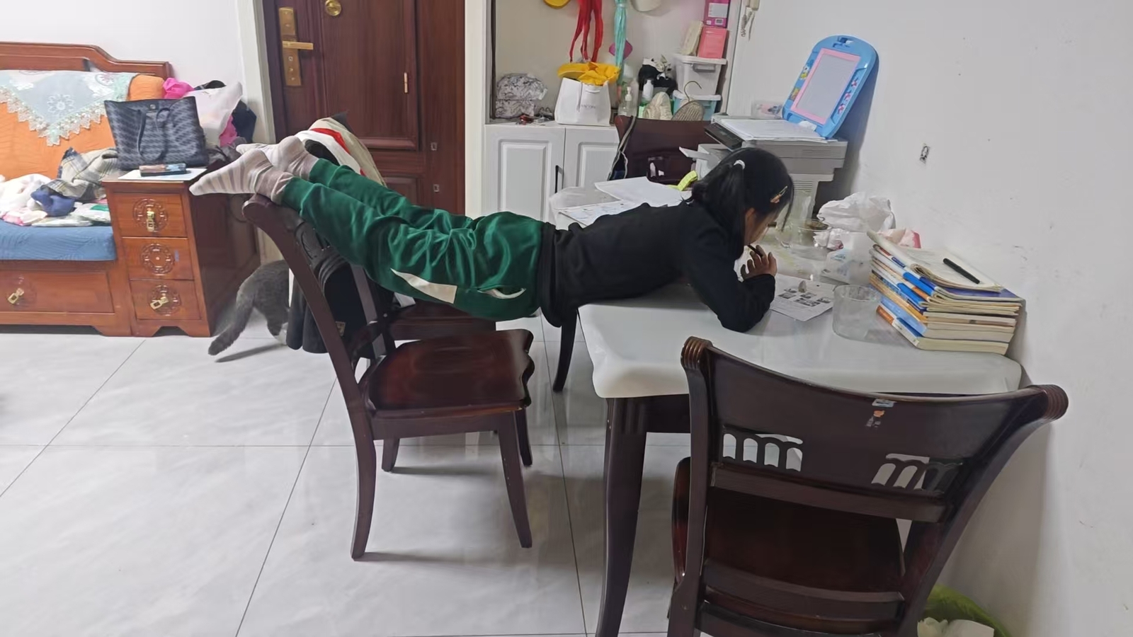 Nhiều lúc người ta thắc mắc sao phụ huynh có con học tiểu học nóng tính nhưng nhìn ảnh này xong muốn không nóng tính cũng khó ấy