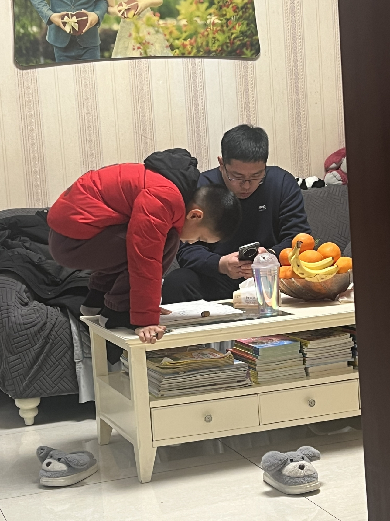 Trước mặt phụ huynh cũng không thể ngồi ngoan, thế mới tài chứ