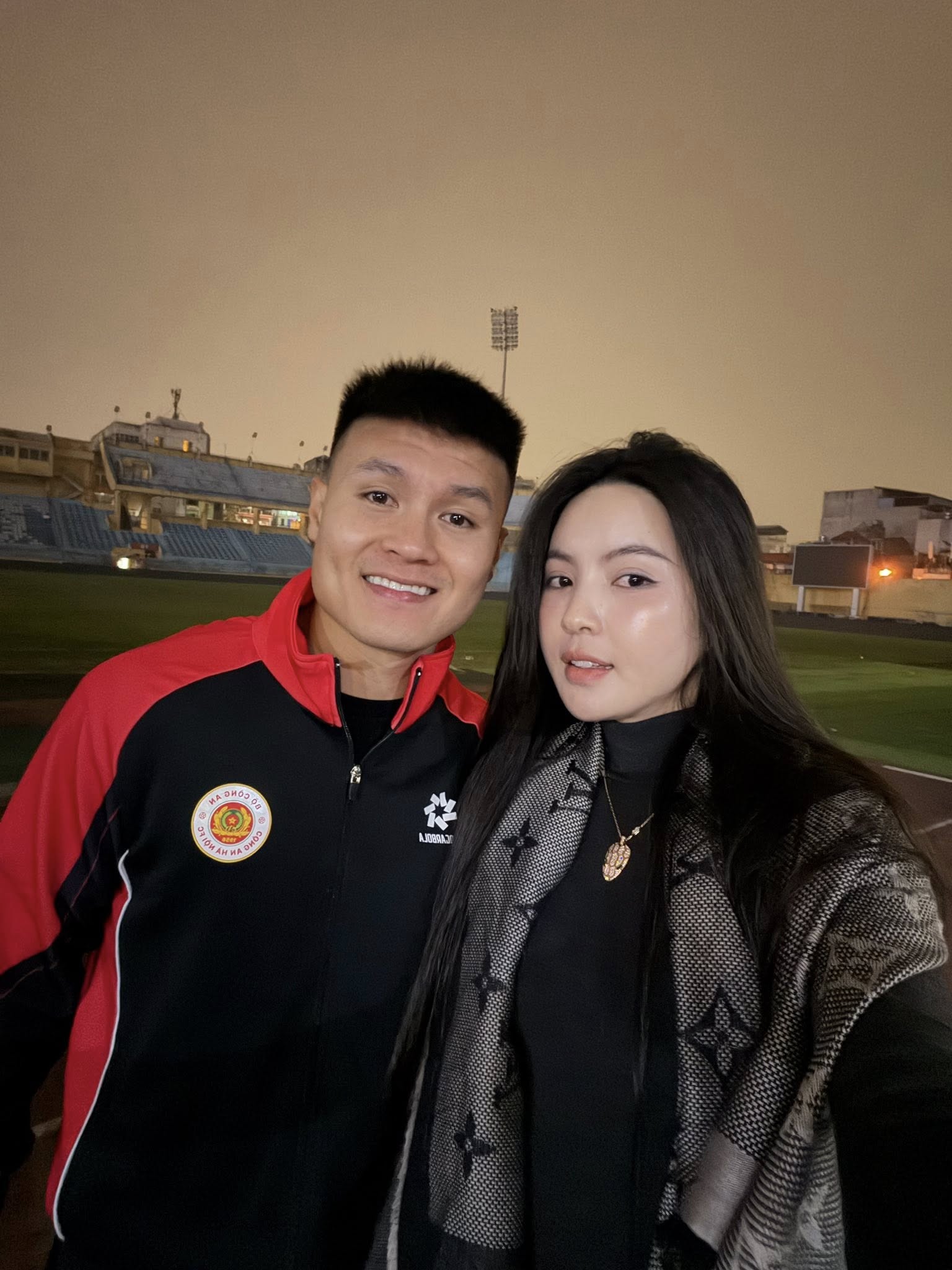 Chu Thanh Huyền check-in được Quang Hải thơm má sau trận đấu (Ảnh: FBNV)