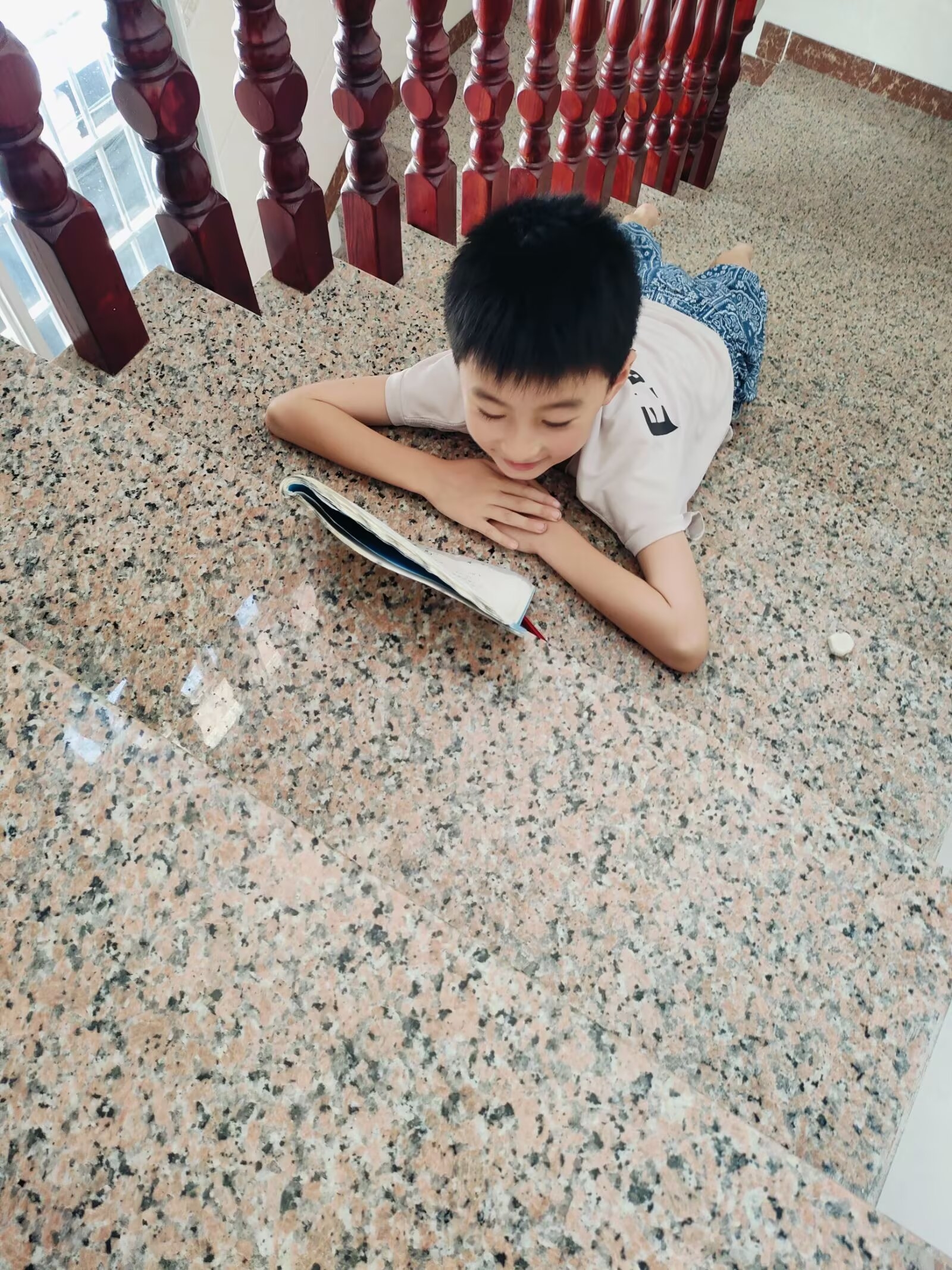 Phải chăng nằm ở cầu thang thế này thì kiến thức sẽ 