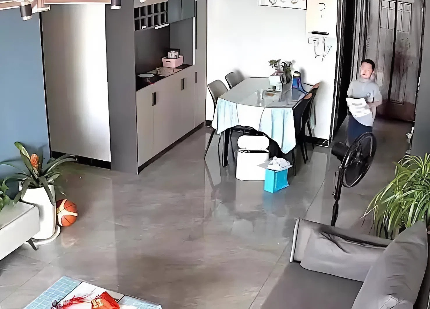 Cậu bé phải ở nhà một mình vì bố mẹ đi vắng và không có người thân nào khác trông (Ảnh chụp màn hình)