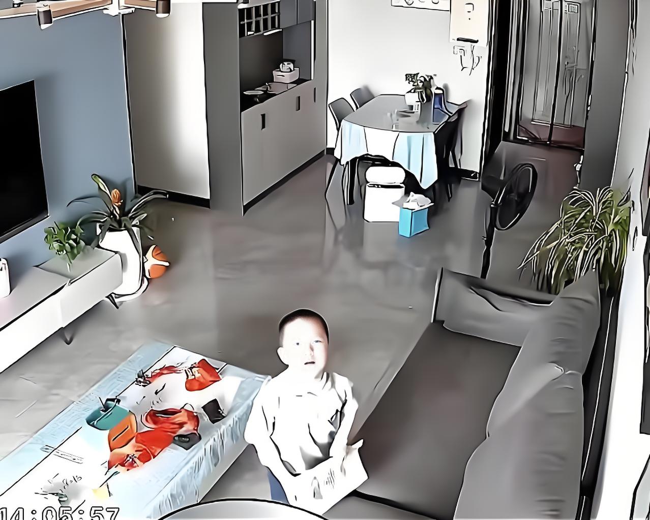 Cậu bé thẫn thờ nhìn về phía camera (Ảnh chụp màn hình)