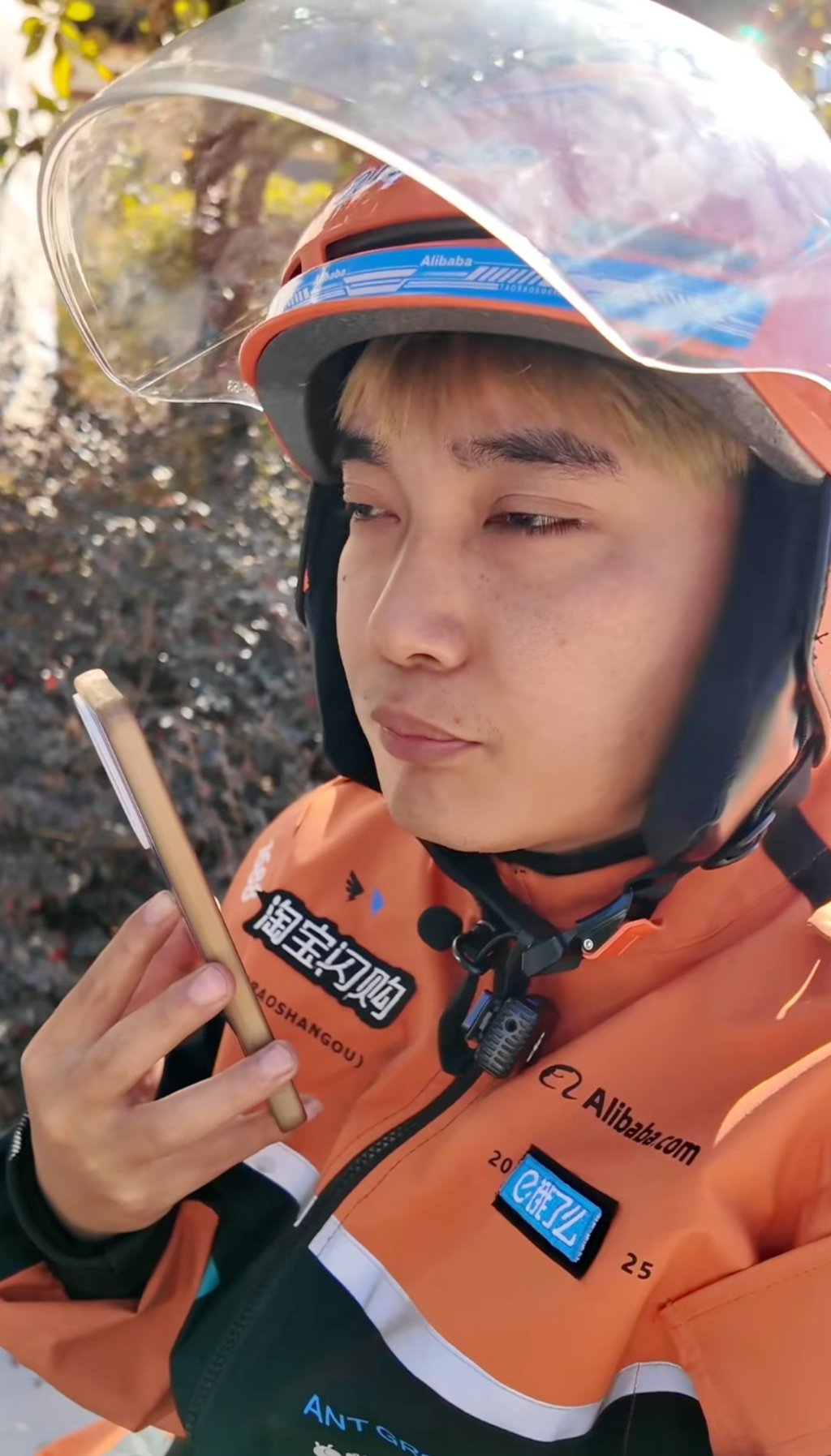 Anh Huang là shipper duy nhất của cả huyện