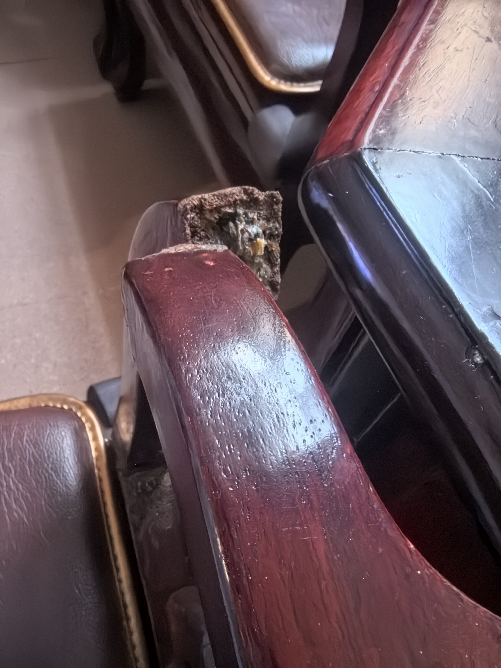 Bộ ghế đồng kỵ sừng sững mấy chục năm, vậy mà cũng không chịu nổi một phút 