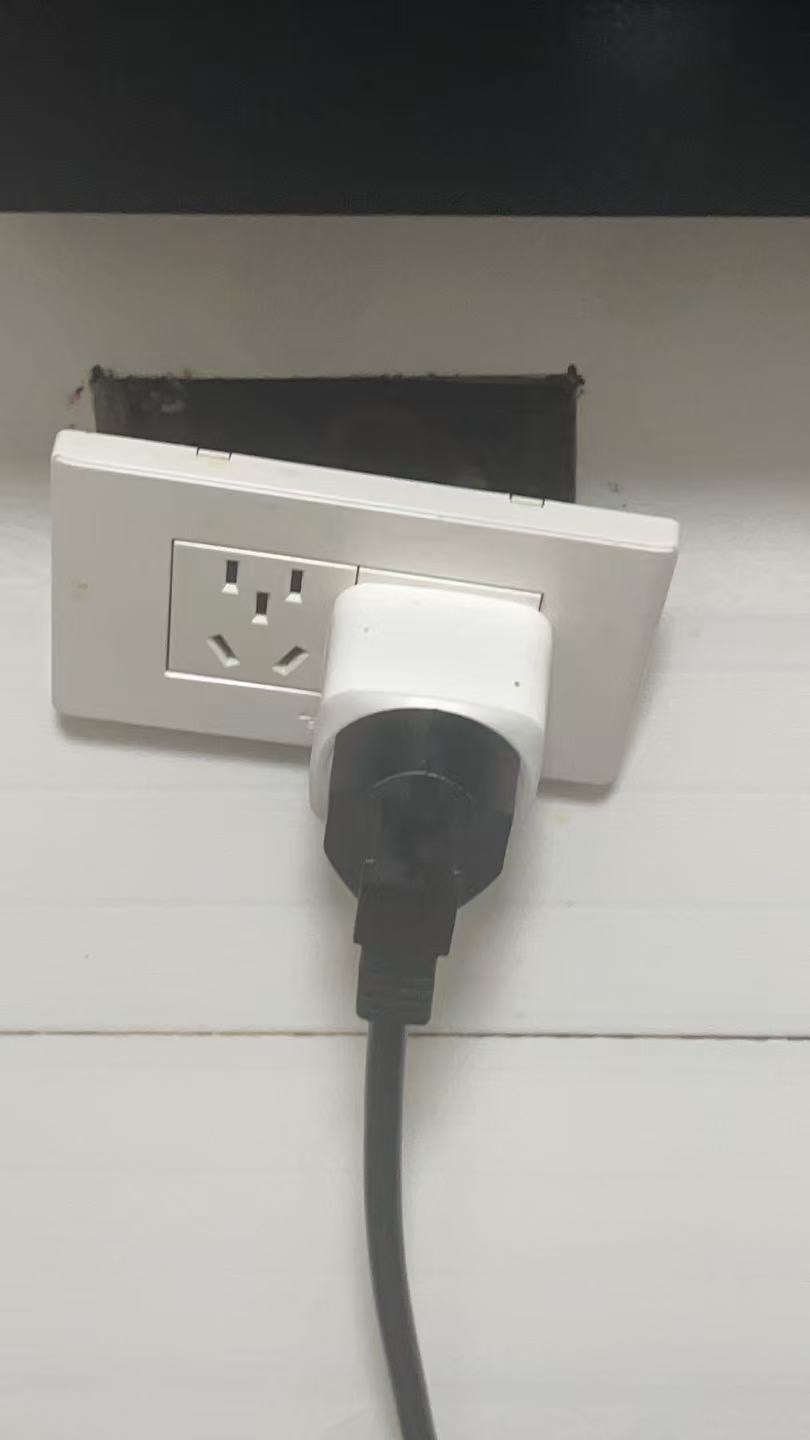 Khi bạn định rút sạc laptop nhưng vô tình rút luôn cả 