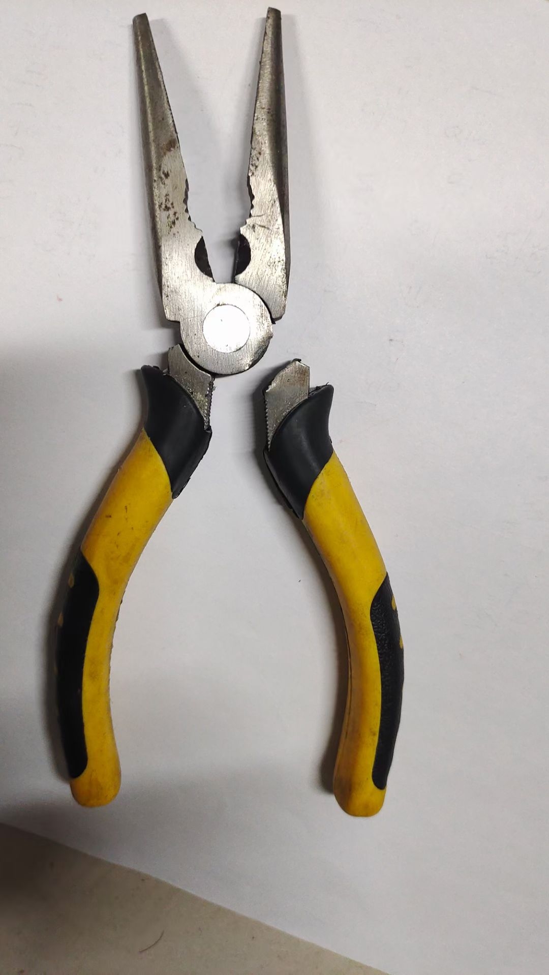 Cái kìm bố dùng 20 năm không làm sao mà vào tay mình mới 2 phút đã thế này, tin nổi không?