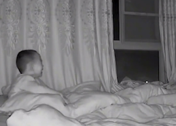 Cậu bé 3 tuổi và tiếng khóc xé lòng lúc 6h30 sáng (Ảnh chụp màn hình)