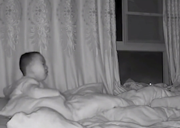 Thỉnh thoảng cậu bé lại ho đến nghẹn ngào (Ảnh chụp màn hình)