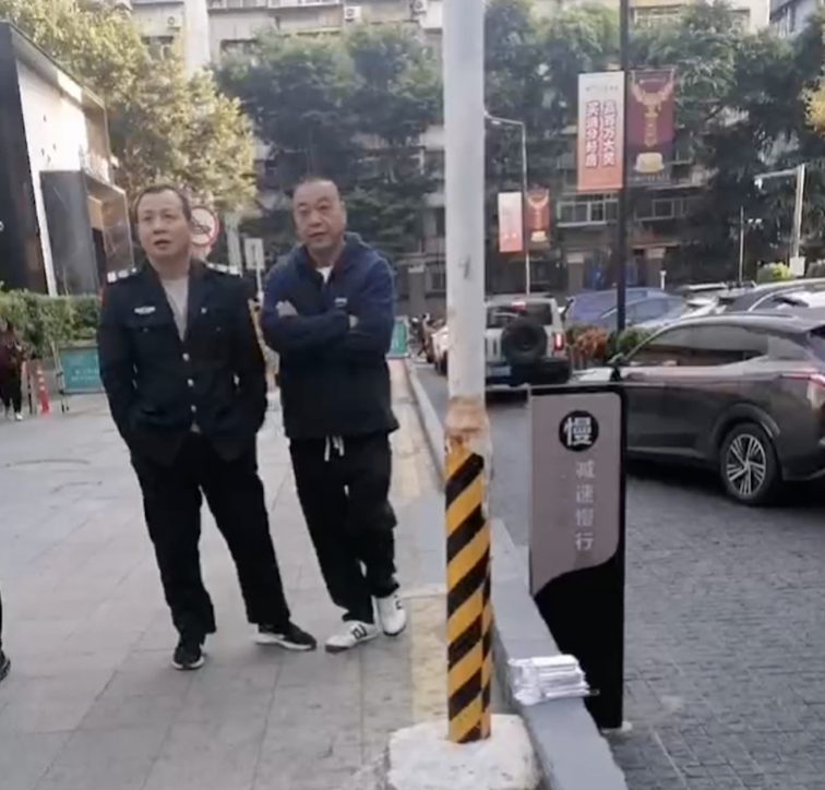 Nhân viên an ninh phải đứng canh túi chứa bạc