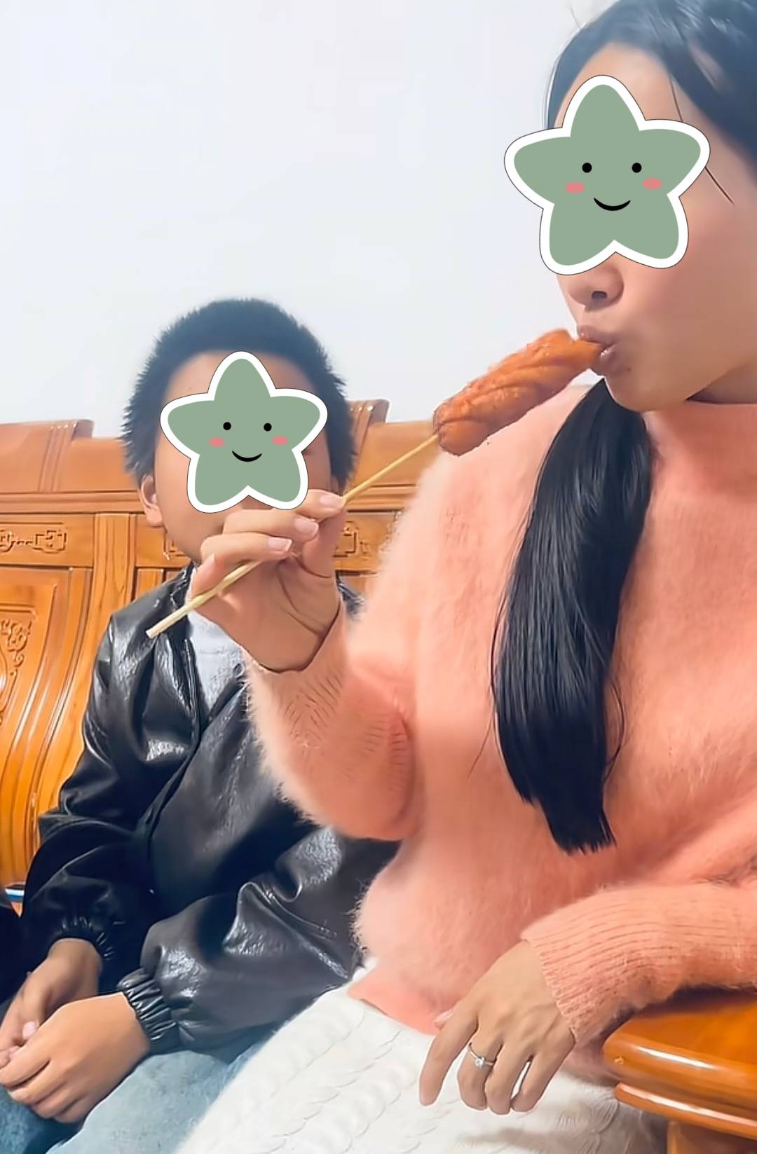 Người mẹ là người ăn đầu tiên (Ảnh chụp màn hình)