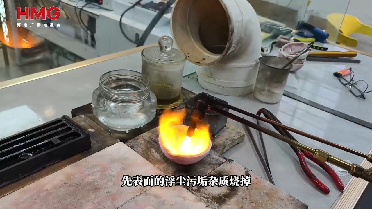 Sau khi nung chảy, thợ kim hoàn mới biết đây là bạc bọc vàng