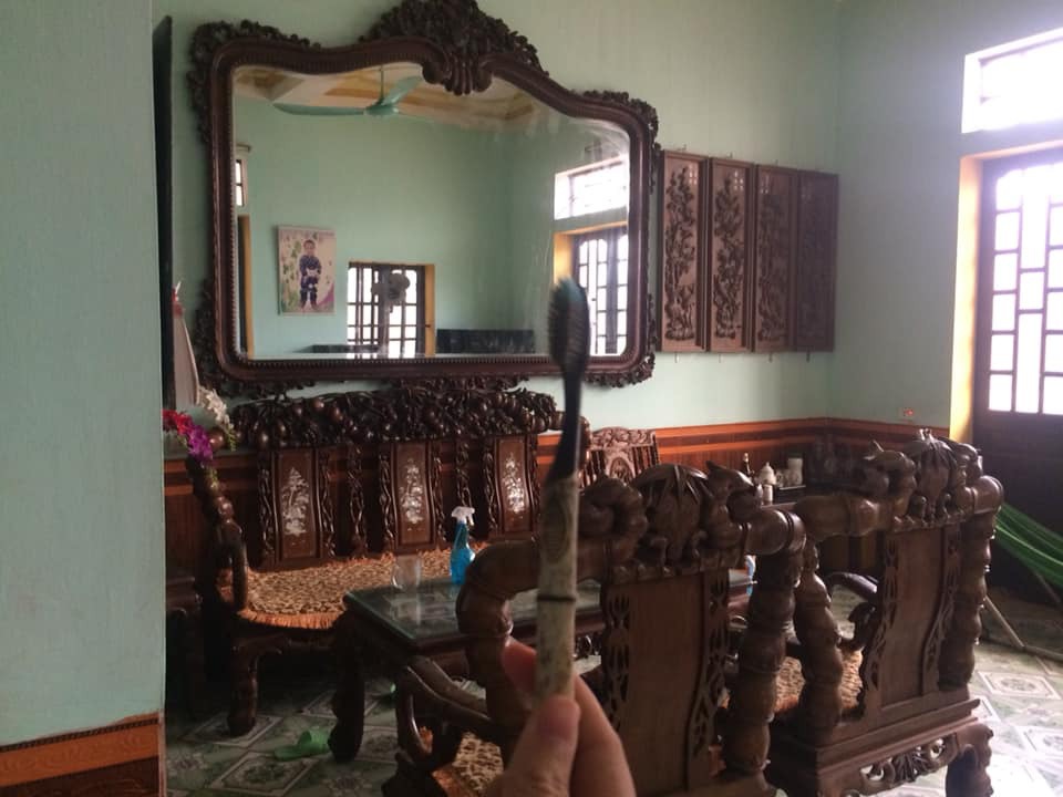 Và đương nhiên, chẳng thể bỏ qua việc vệ sinh những bộ bàn ghế rồng phượng... 1001 công việc đổ xuống đầu sinh viên nghỉ Tết (Ảnh: Cúc)