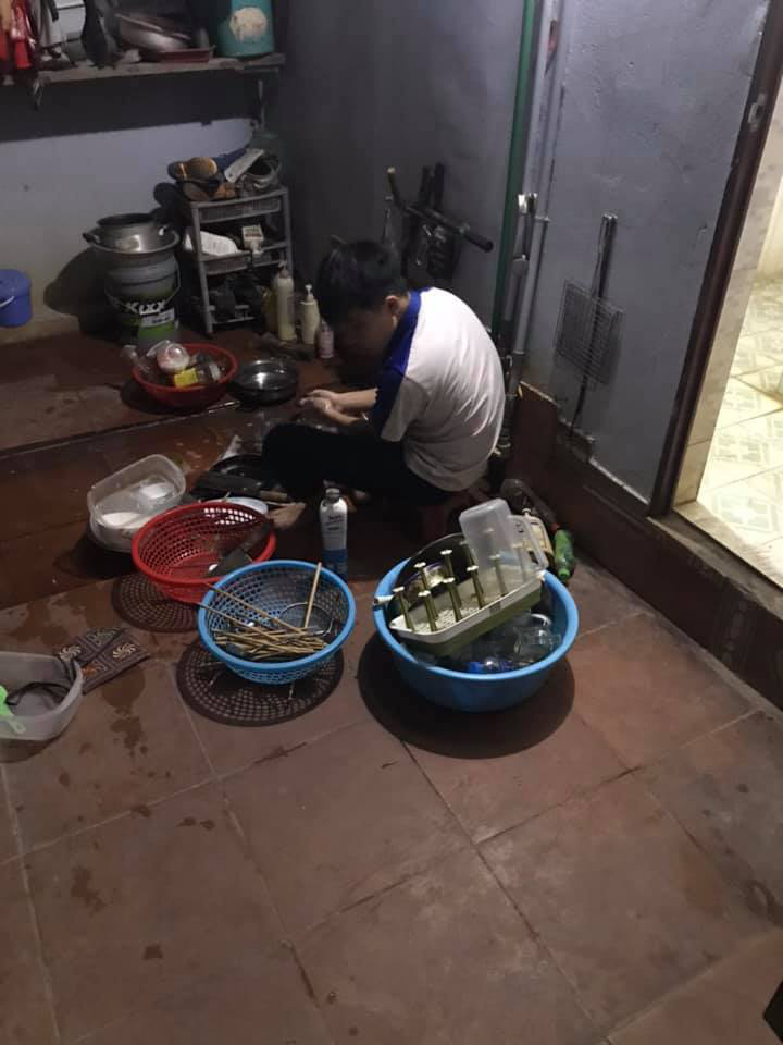 Từ rửa bát... (Ảnh: Phùng Hải Huyền)