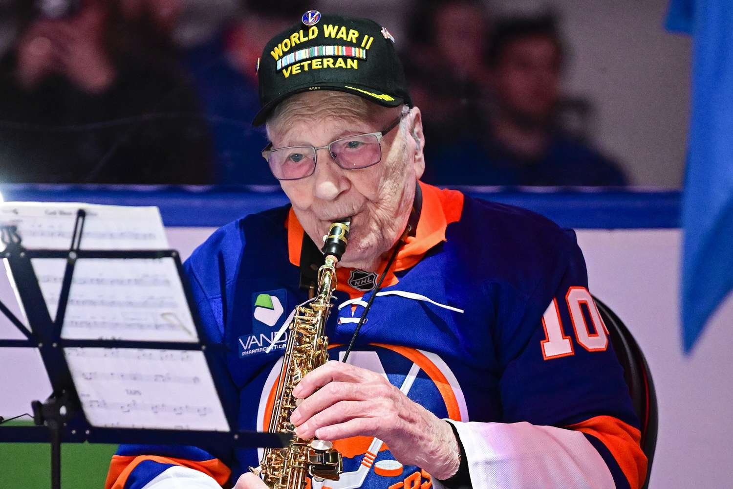 Cựu chiến binh 104 tuổi vẫn khỏe mạnh, chơi saxophone 1 tiếng mỗi ngày nhờ… uống rượu và ăn 3 thứ