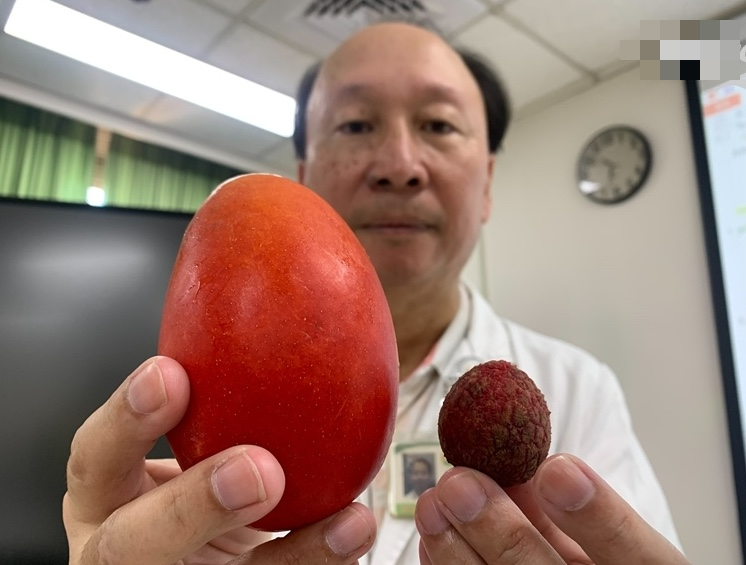 Bác sĩ Chu Lang-hsuan mô tả sự tăng kích thước do ung thư tinh hoàn ở anh Từ