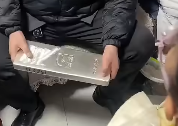 Cậu lì xì cho cháu gái 5 tuổi thỏi bạc 15kg trị giá 1 tỷ đồng