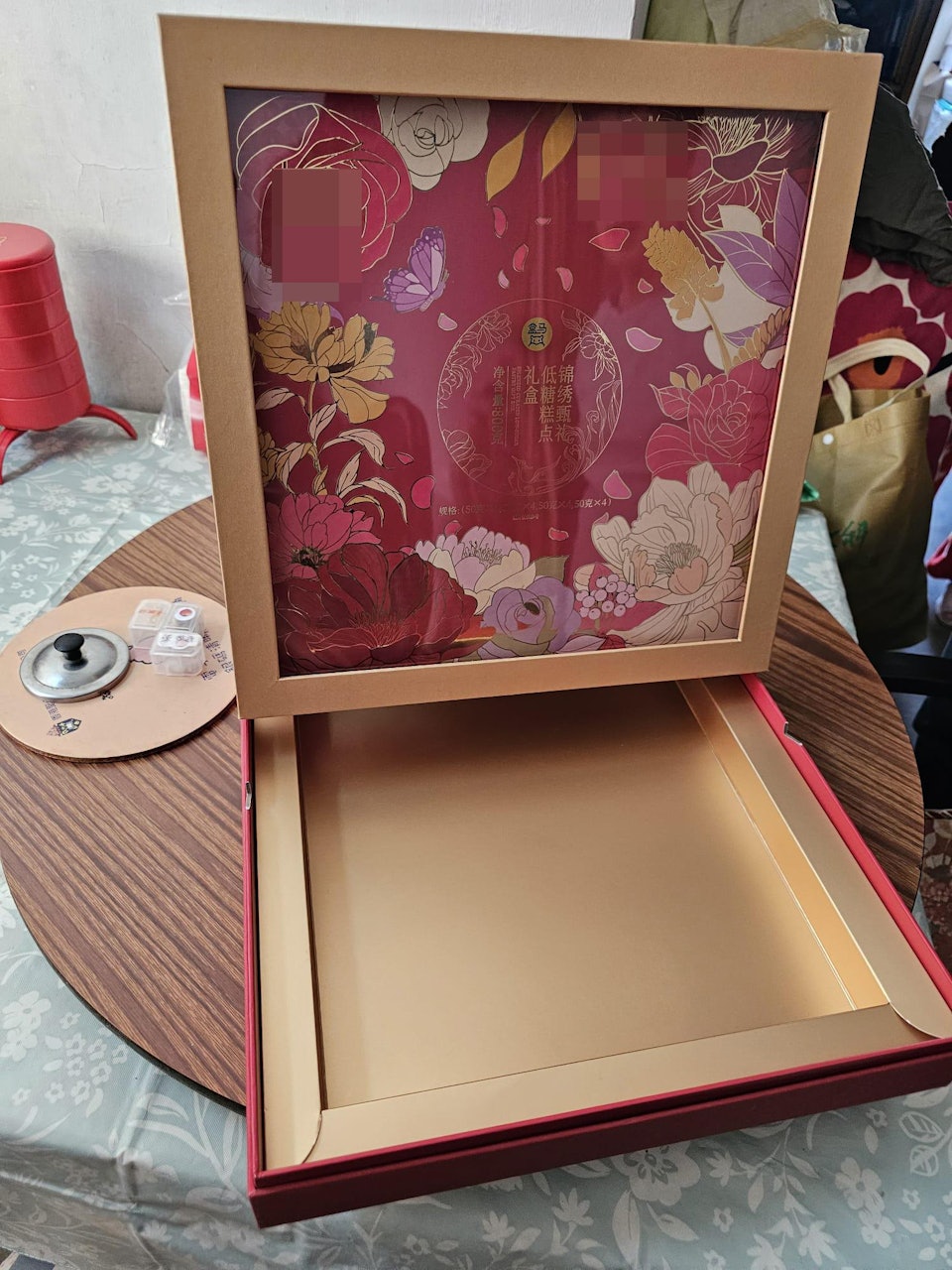 Bên trong hộp quà sang trọng hoàn toàn trống không, không rõ nguyên do