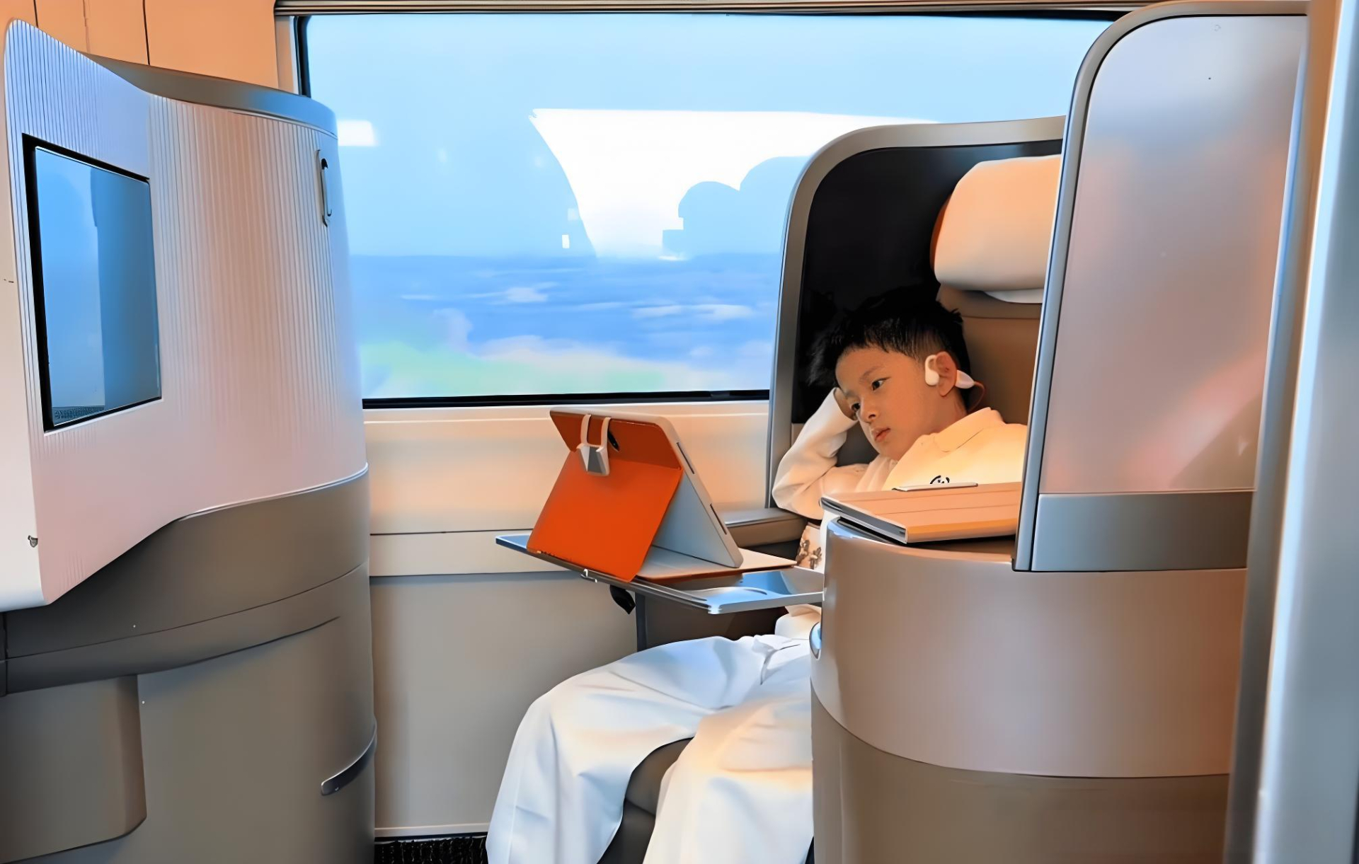 Sự tự tin, điềm tĩnh của cậu bé khiến nhiều người chú ý (Ảnh chụp màn hình)