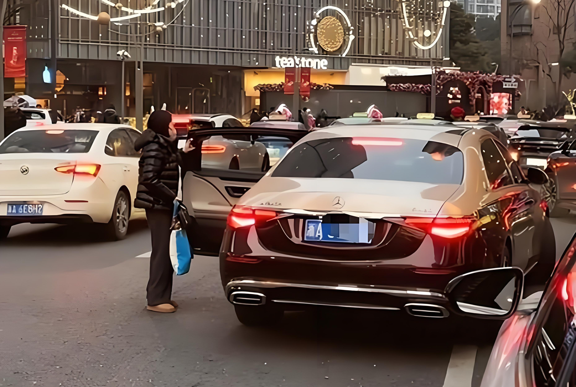 Dù đi Maybach nhưng người mẹ này lại ăn mặc trông giản dị đến bất ngờ