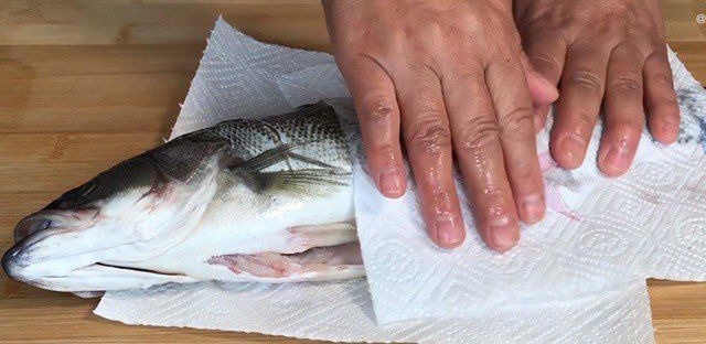 3 sai lầm khiến cá càng rửa càng tanh