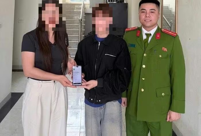 Cán bộ Công an xã Thường Tín hỗ trợ người dân nhận lại số tiền do chuyển nhầm