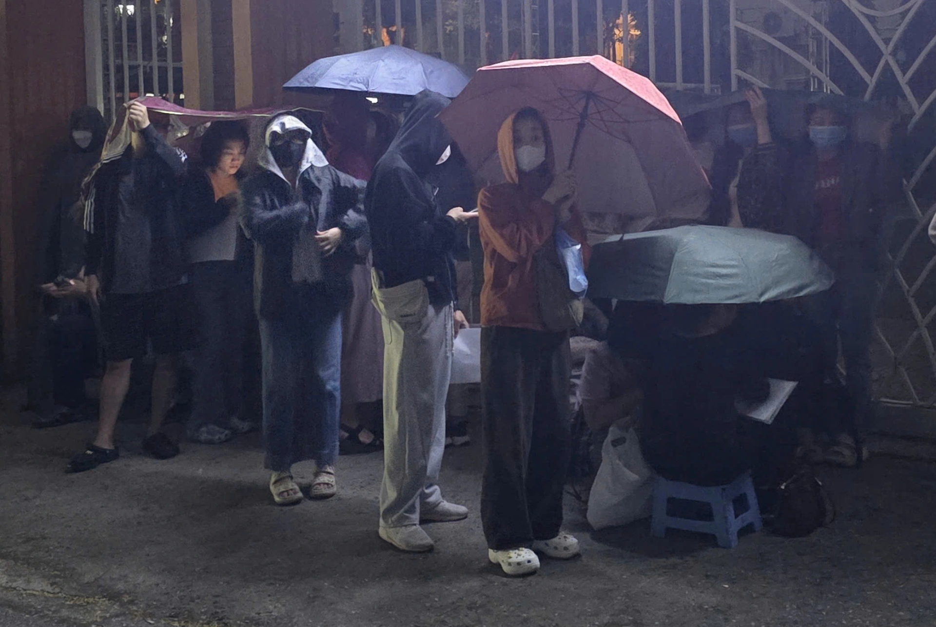 Dù trời Hà Nội trở lạnh, đôi lúc còn lớt phớt mưa, phụ huynh vẫn kiên nhẫn xếp hàng. Ảnh: Thanh Hà/Dân Trí