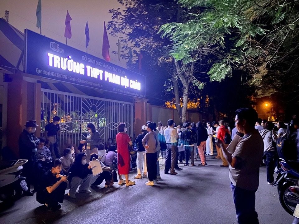 Hàng trăm phụ huynh xếp hàng xuyên đêm nộp hồ sơ đăng ký vào lớp 10 cho con tại trường THPT Phan Bội Châu (Khu đô thị Văn Quán, Hà Đông). Ảnh: Ngọc Bích/Trí Thức - Znews