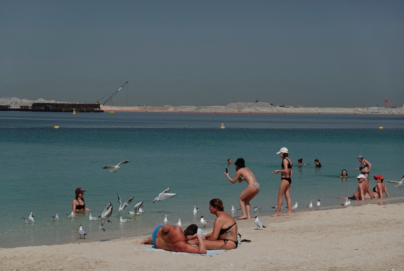 Người dân thư giãn tại bãi biển Kite Beach ở Dubai, Các Tiểu vương quốc Ả Rập Thống nhất, sau vụ tấn công của Iran hôm Chủ nhật. Ảnh: Amr Alfiky/Reuters