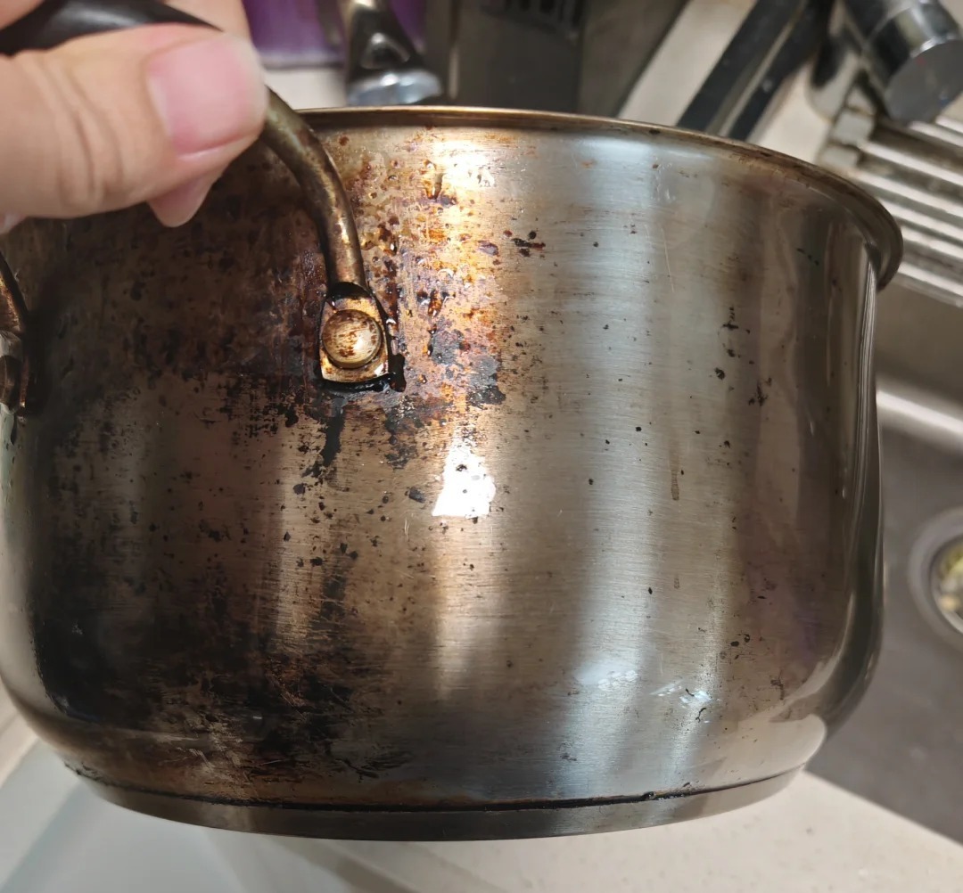 Thánh thần ơi, chiếc nồi 20 năm tuổi của mẹ tôi đến giờ vẫn sáng bóng nhờ bí quyết này 