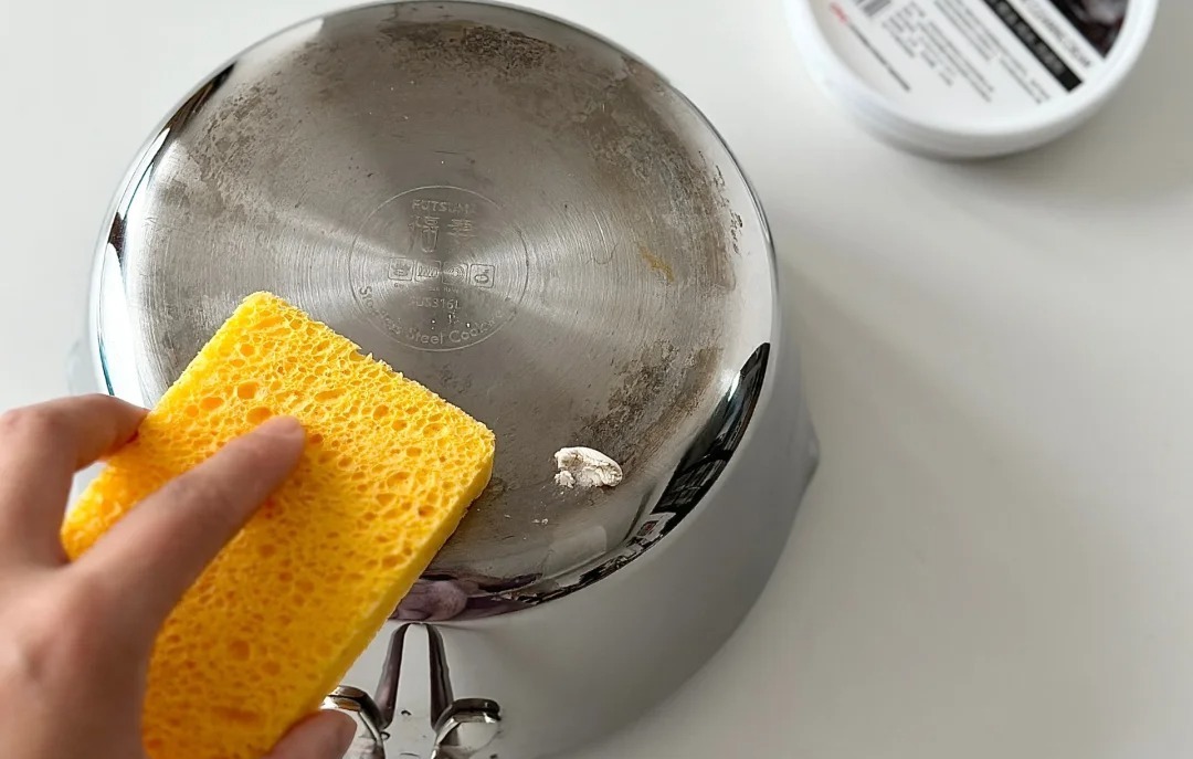 Thánh thần ơi, chiếc nồi 20 năm tuổi của mẹ tôi đến giờ vẫn sáng bóng nhờ bí quyết này 