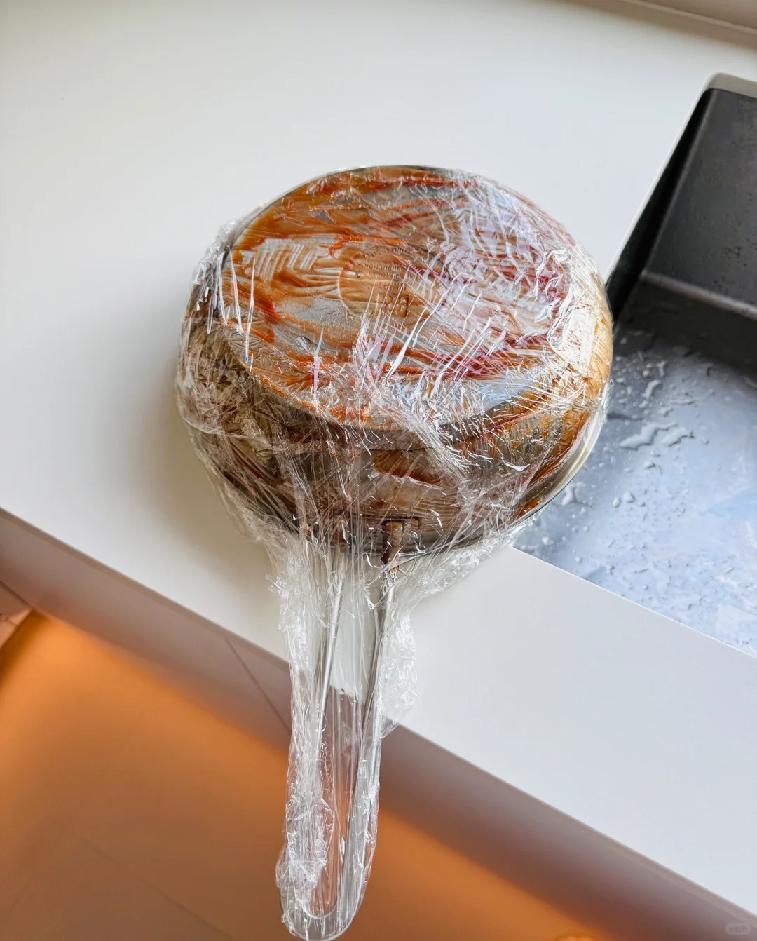 Thánh thần ơi, chiếc nồi 20 năm tuổi của mẹ tôi đến giờ vẫn sáng bóng nhờ bí quyết này 