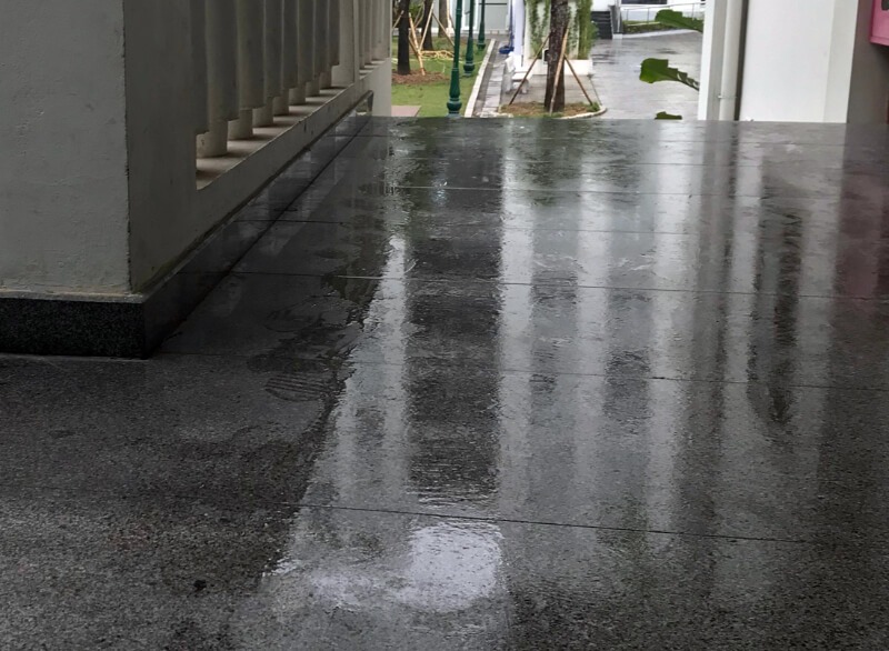 Thời tiết nồm ẩm miền Bắc khiến sàn nhà “đổ mồ hôi”, trơn như bôi mỡ: 5 cách vệ sinh mọi người nên biết