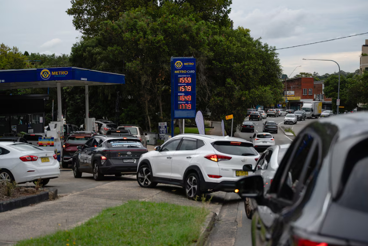 Giá xăng tăng mạnh vì tình hình Trung Đông bất ổn, người dân xếp hàng cả tiếng chờ đổ