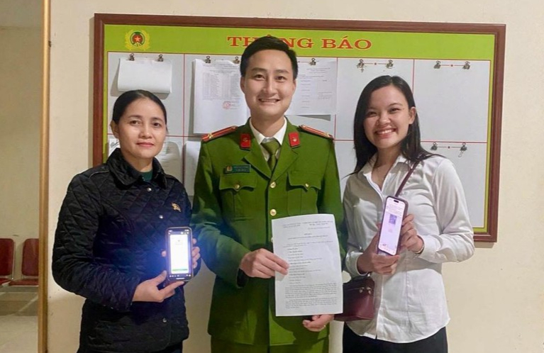 Công an xã Kỳ Anh hỗ trợ các thủ tục cần thiết để chị Dung chuyển trả lại toàn bộ số tiền 1,3 tỷ đồng cho chị Minh.