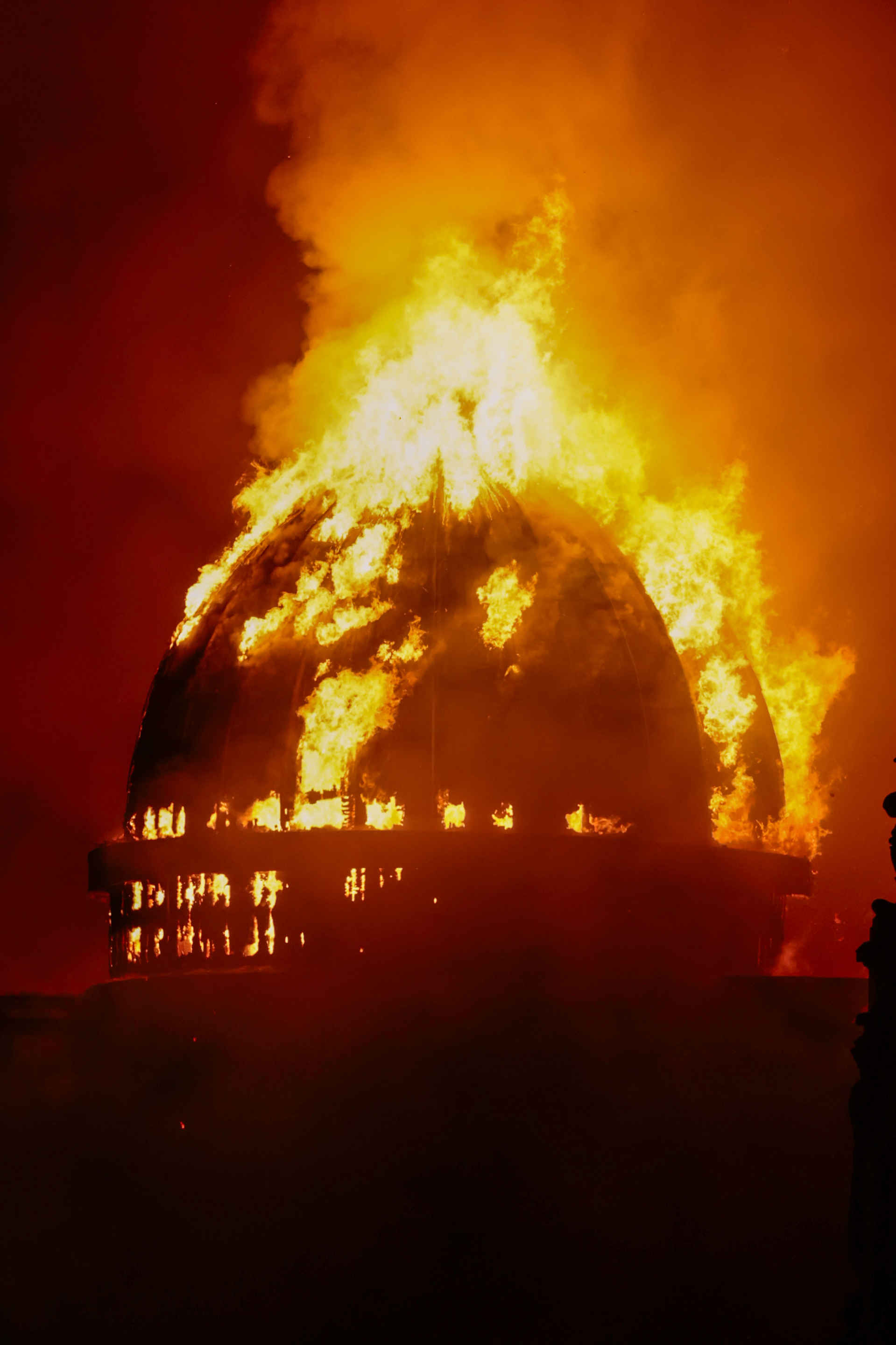 Cháy lớn thiêu rụi tòa nhà biểu tượng lịch sử tại trung tâm thành phố, 15 xe cứu hỏa được điều động