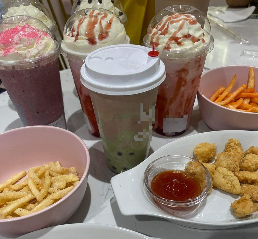 Ăn uống quá nhiều đồ ngọt, món chiên rán gây hại cho cơ thể, nhất là với trẻ em (Ảnh minh hoạ)