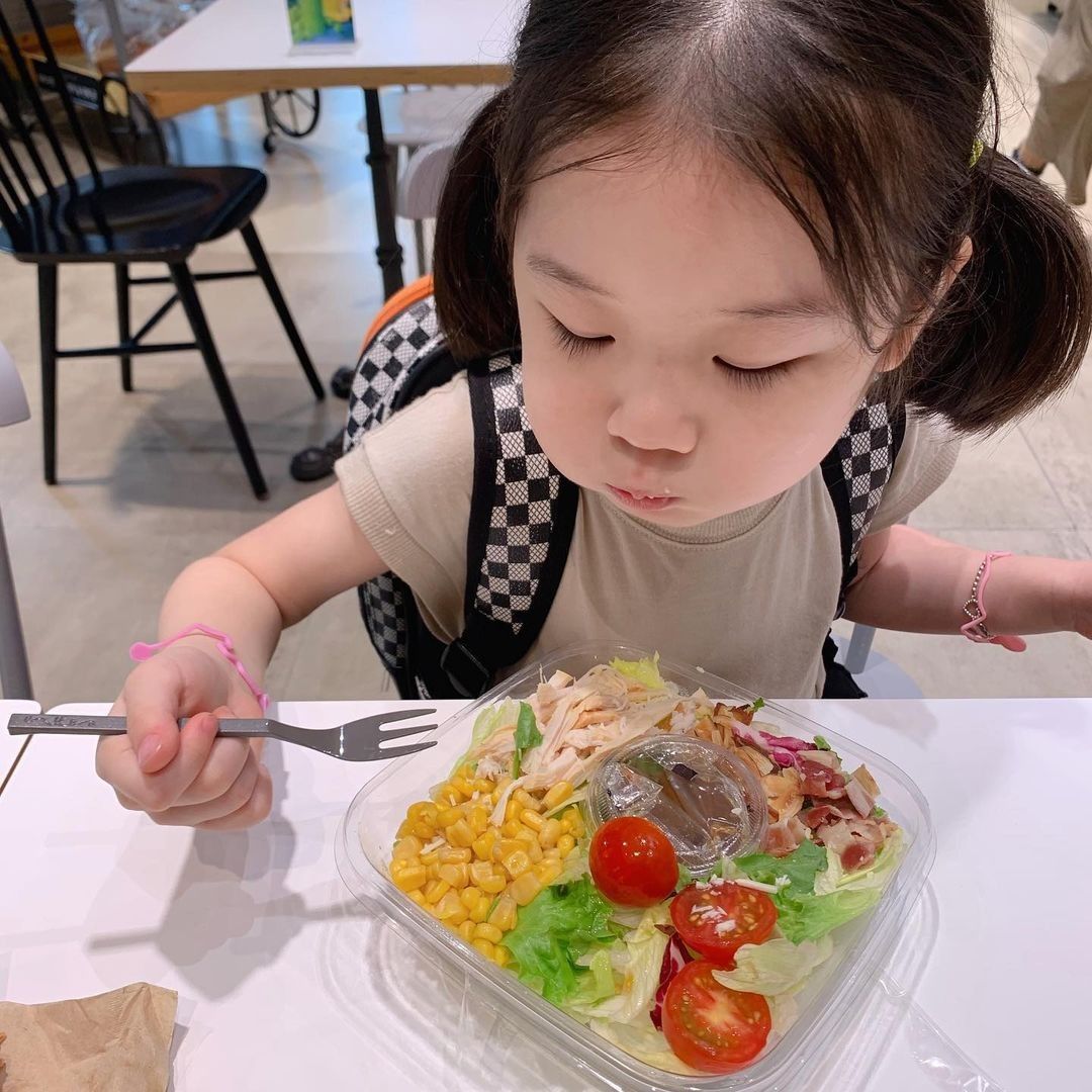 Ăn uống quá nhiều đồ ngọt, món chiên rán gây hại cho cơ thể, nhất là với trẻ em (Ảnh minh hoạ)