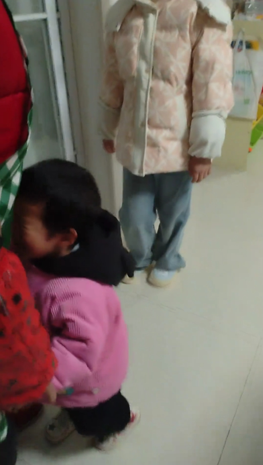 Bất chấp cháu trai ôm chân 